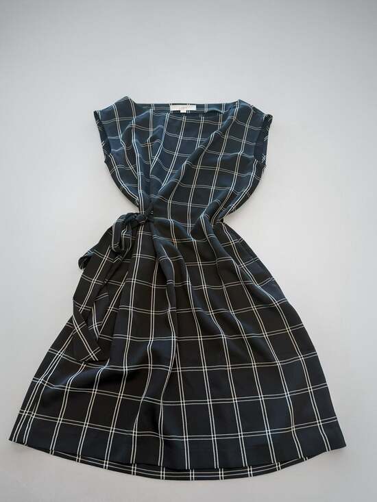 LOFT Dresses & Skirts - LOFT Black & White Windowpane Plaid Tie Waist Sleeveless Dress Size 4